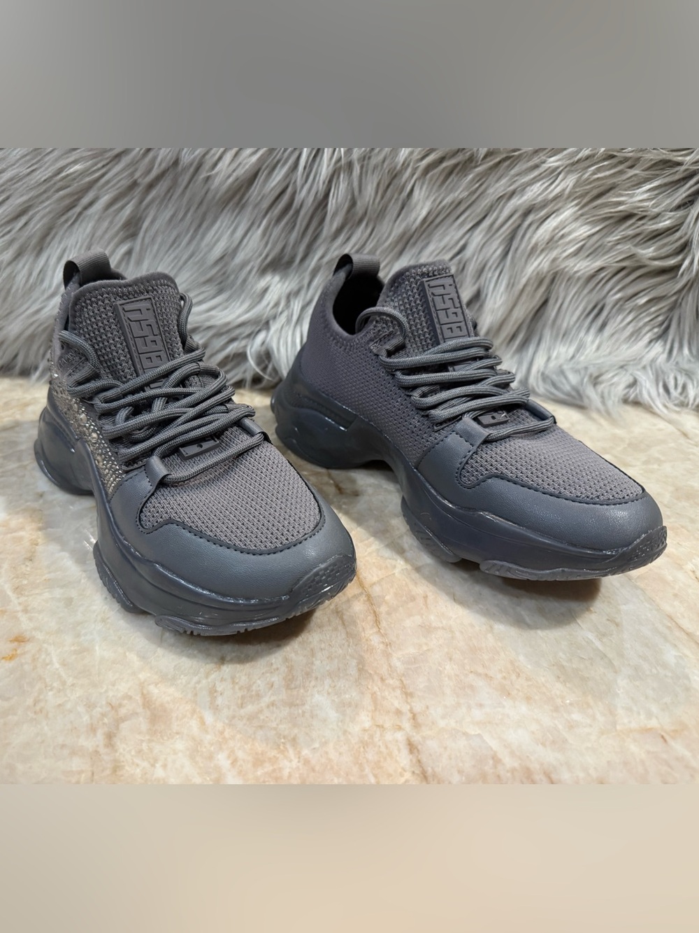 Steve Madden Womens Gray
Rhinestone Bedazzled
Sneakers Gym Shoes Lesly
Size 6.5